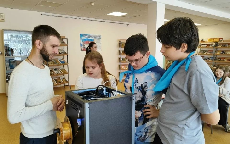 В Культурном центре семейного чтения и досуга им. П.А. Михина прошло увлекательное занятие «Магия 3D-печати» для учеников школы № 52 им. Я.М. Киселева В Культурном центре семейного чтения и досуга им. П.А. Михина прошло увлекательное занятие «Магия 3D-печати» для учеников школы № 52 им. Я.М. Киселева