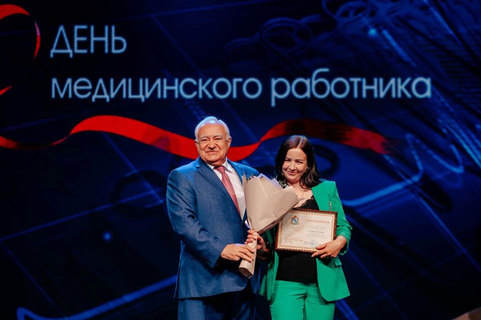 Сегодня в концертном зале «Свиридовский» состоялось чествование медицинских работников, которые вскоре будут отмечать свой профессиональный праздник Сегодня в концертном зале «Свиридовский» состоялось чествование медицинских работников, которые вскоре будут отмечать свой профессиональный праздник