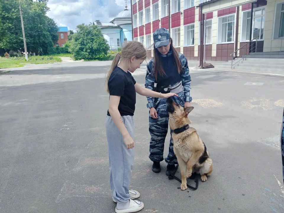 В пришкольном лагере «Радуга» МКОУ «Фатежская СОШ № 2» состоялась увлекательная встреча с кинологом Свинцицкой Ю.А. и её служебной собакой по кличке Альфа В пришкольном лагере «Радуга» МКОУ «Фатежская СОШ № 2» состоялась увлекательная встреча с кинологом Свинцицкой Ю.А. и её служебной собакой по кличке Альфа