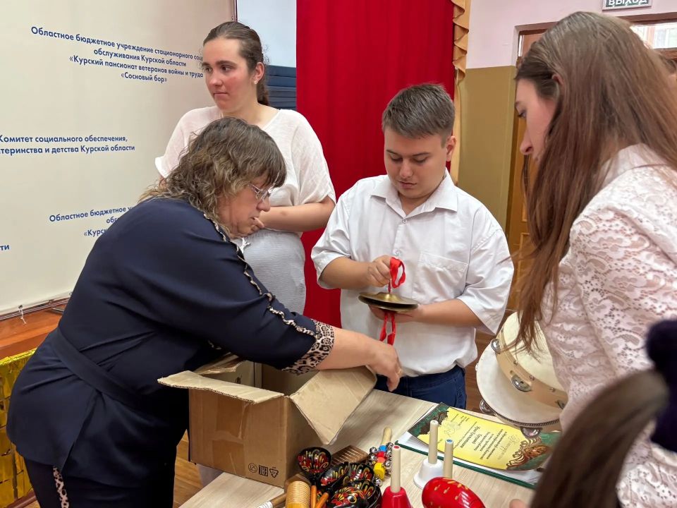 Ансамбль народных шумовых инструментов «Браво» социально профессионального реабилитационного центра «Ресурс» подарил концертную программу проживающим Курского пансионата «Сосновый Бор» Ансамбль народных шумовых инструментов «Браво» социально профессионального реабилитационного центра «Ресурс» подарил концертную программу проживающим Курского пансионата «Сосновый Бор»
