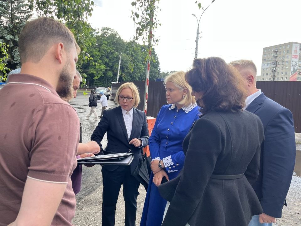 Екатерина Харченко: Буквально пара месяцев - и площадь Героев Курской битвы перед корпусом Курского госуниверситета на улице Карла Маркса преобразится Екатерина Харченко: Буквально пара месяцев - и площадь Героев Курской битвы перед корпусом Курского госуниверситета на улице Карла Маркса преобразится