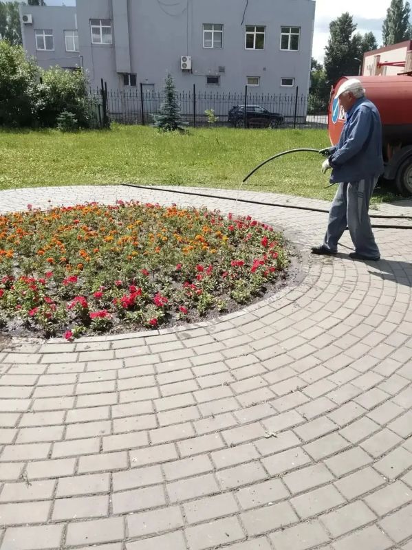 Сегодня приводятся в порядок парки и скверы Сегодня приводятся в порядок парки и скверы