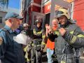 В Курске спасатели окатили коллегу из брандспойтов в честь ухода на пенсию