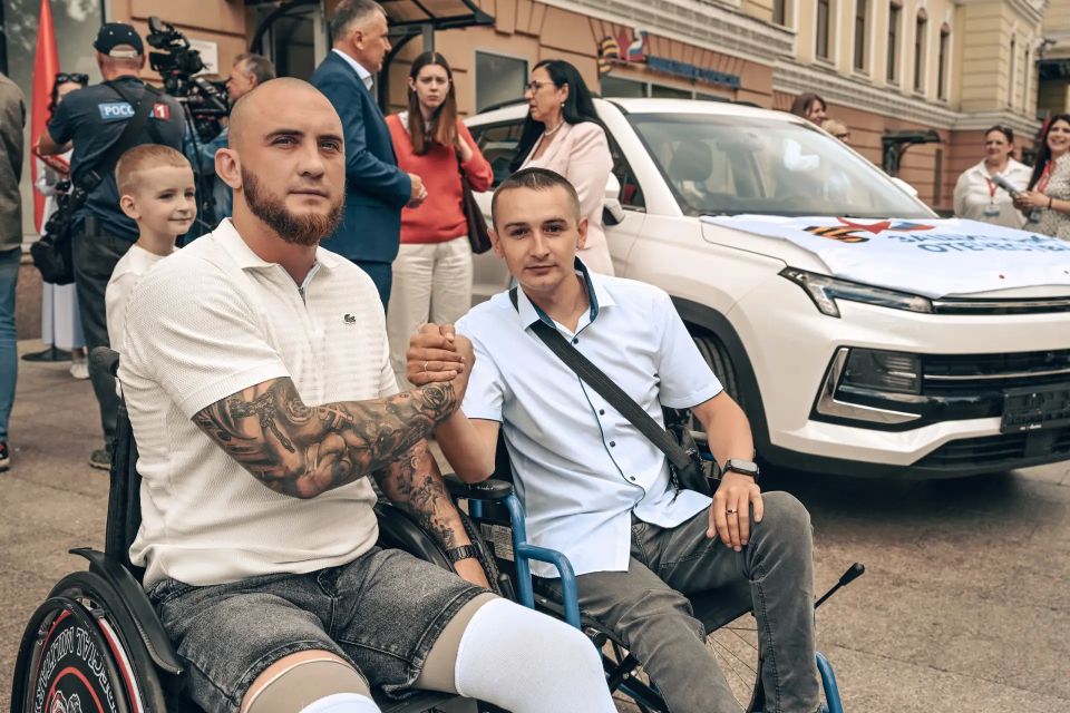 В региональном филиале фонда «Защитники Отечества» состоялась церемония вручения ключей от новых автомобилей «Москвич» на ручном управлении В региональном филиале фонда «Защитники Отечества» состоялась церемония вручения ключей от новых автомобилей «Москвич» на ручном управлении