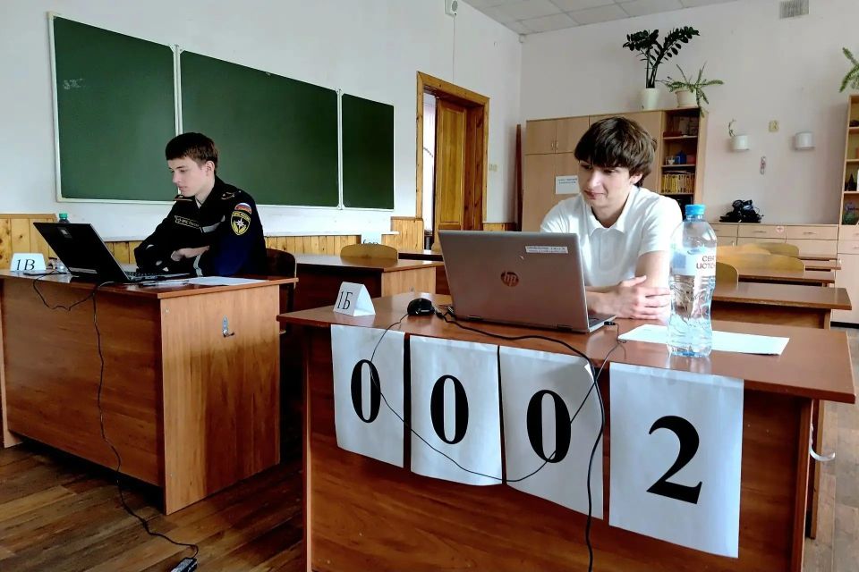 Курские выпускники сдают ЕГЭ по информатике Курские выпускники сдают ЕГЭ по информатике