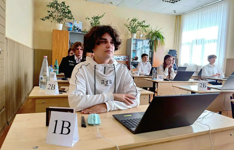 Курские выпускники сдают ЕГЭ по информатике Курские выпускники сдают ЕГЭ по информатике