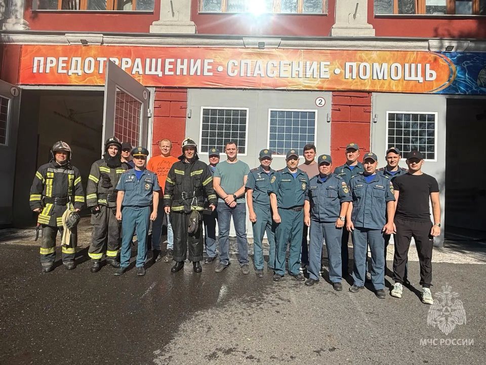 В Курске спасатели окатили коллегу из брандспойтов в честь ухода на пенсию В Курске спасатели окатили коллегу из брандспойтов в честь ухода на пенсию