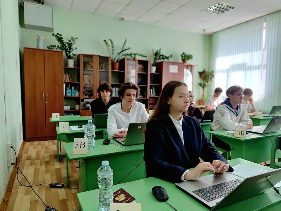 Курские выпускники сдают ЕГЭ по информатике Курские выпускники сдают ЕГЭ по информатике
