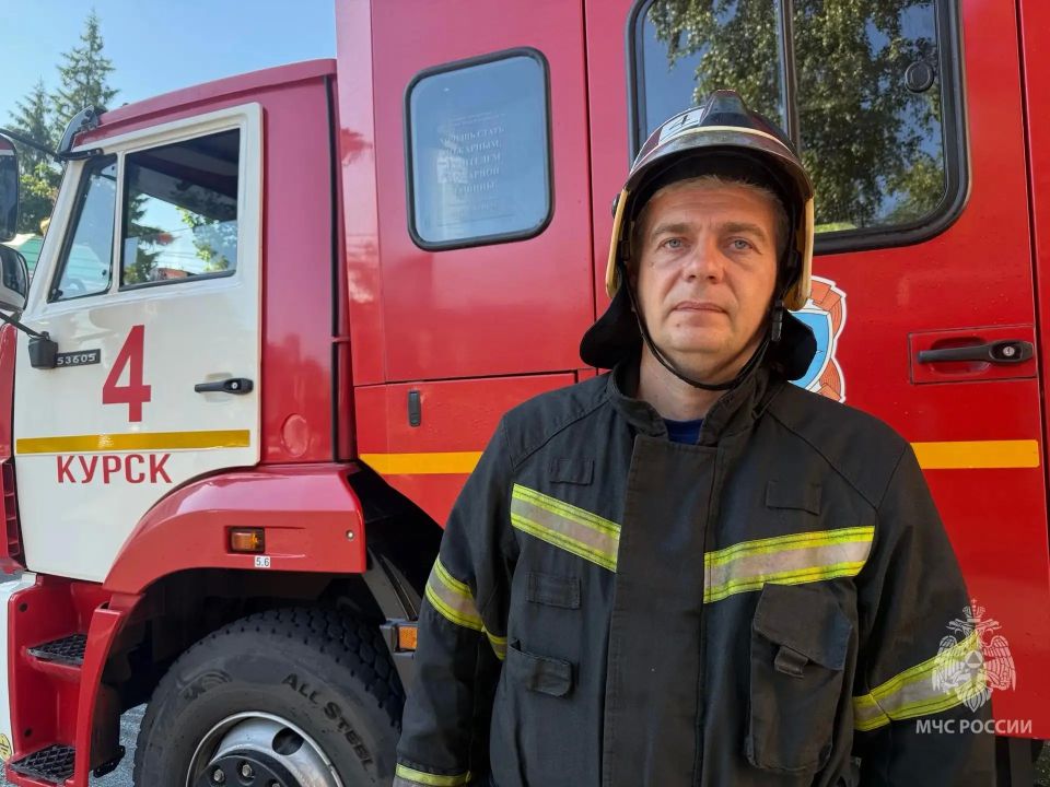В Курске спасатели окатили коллегу из брандспойтов в честь ухода на пенсию В Курске спасатели окатили коллегу из брандспойтов в честь ухода на пенсию
