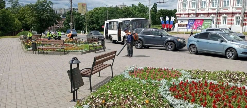 В Курске территории парков и скверов приводят в порядок 32 человека В Курске территории парков и скверов приводят в порядок 32 человека