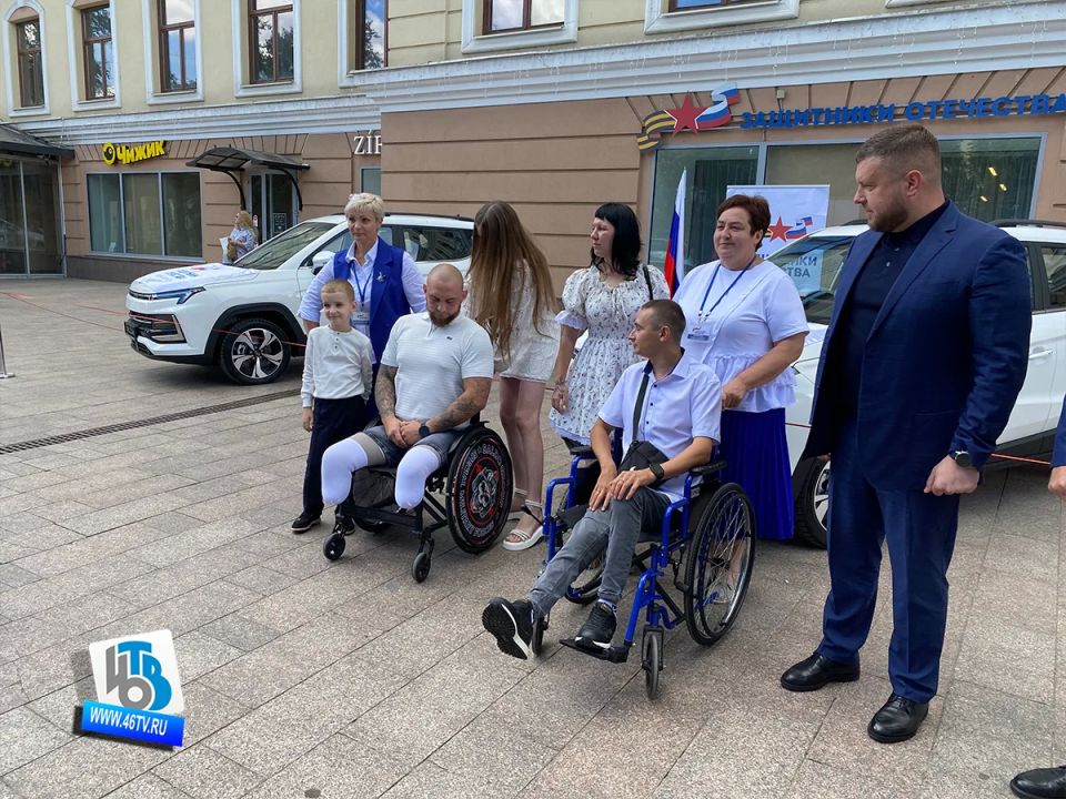 В Курске ветеранам СВО с тяжёлыми ранениями стали выдавать автомобили В Курске ветеранам СВО с тяжёлыми ранениями стали выдавать автомобили