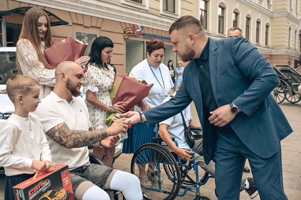 В региональном филиале фонда «Защитники Отечества» состоялась церемония вручения ключей от новых автомобилей «Москвич» на ручном управлении В региональном филиале фонда «Защитники Отечества» состоялась церемония вручения ключей от новых автомобилей «Москвич» на ручном управлении