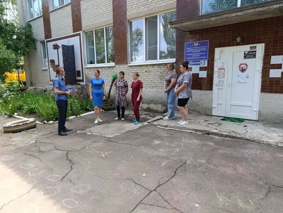 Сегодня заведующий Осыковским территориальным сектором Евгений Дмитренко провел продуктивную встречу с трудовым коллективом детского сада "Колосок"