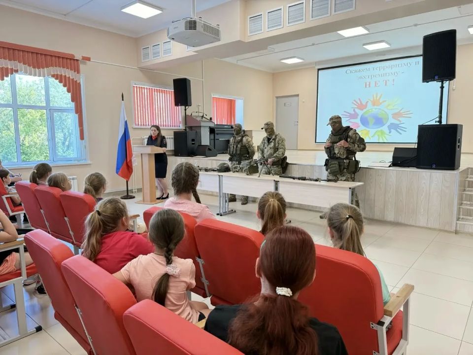 На каникулах юные афанасьевцы не только отдыхают в пришкольном оздоровительном лагере «Алые паруса», но и получают важные знания