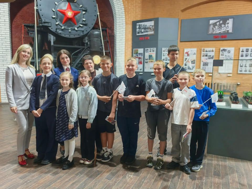 Сотрудники Московской железной дороги провели экскурсию в эксплуатационном локомотивном депо Курск-Сортировочный для школьников Сотрудники Московской железной дороги провели экскурсию в эксплуатационном локомотивном депо Курск-Сортировочный для школьников