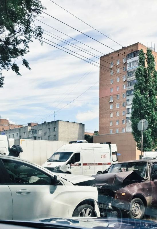 В Курске на 50 лет Октября в лобовую сошлись "Лада" и ВАЗ