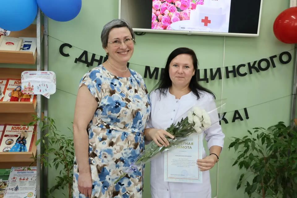Нашу жизнь трудно представить без людей в белых халатах, которые в любое время суток приходят по первому зову о помощи ради спасения человеческой жизни Нашу жизнь трудно представить без людей в белых халатах, которые в любое время суток приходят по первому зову о помощи ради спасения человеческой жизни