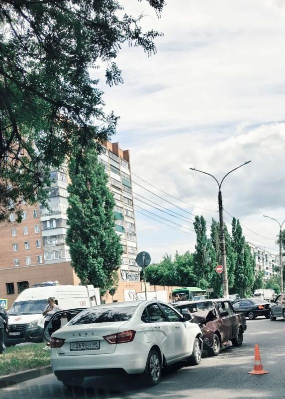 В Курске на 50 лет Октября в лобовую сошлись "Лада" и ВАЗ В Курске на 50 лет Октября в лобовую сошлись "Лада" и ВАЗ