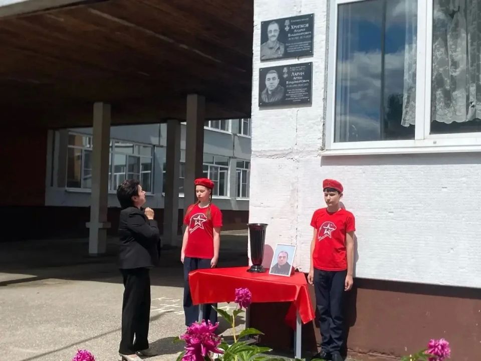 В Курске увековечили память Артёма Ларина, который погиб при спасении людей после атаки беспилотника на городской пляж 8 июля 2025 года В Курске увековечили память Артёма Ларина, который погиб при спасении людей после атаки беспилотника на городской пляж 8 июля 2025 года