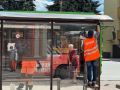 В Курске красят остановки. В Курске дорожные службы продолжают приводить город в порядок