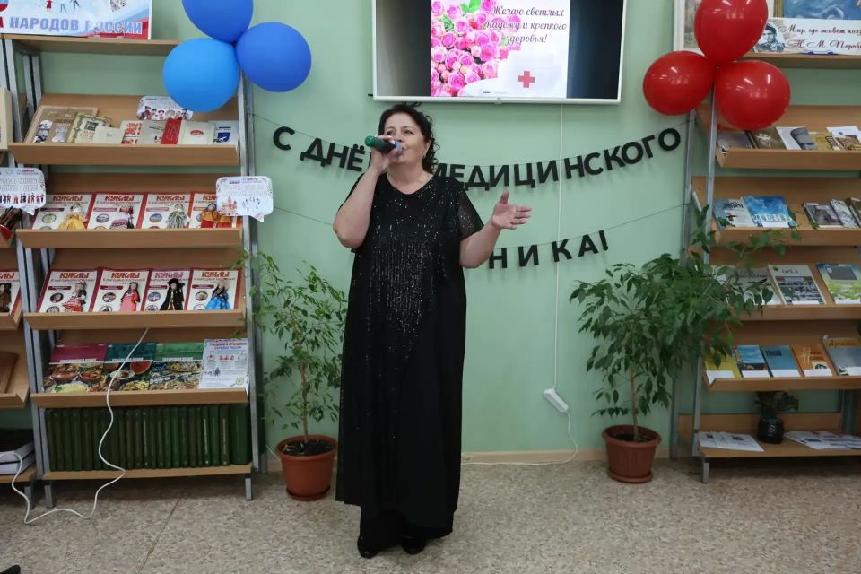 Нашу жизнь трудно представить без людей в белых халатах, которые в любое время суток приходят по первому зову о помощи ради спасения человеческой жизни Нашу жизнь трудно представить без людей в белых халатах, которые в любое время суток приходят по первому зову о помощи ради спасения человеческой жизни