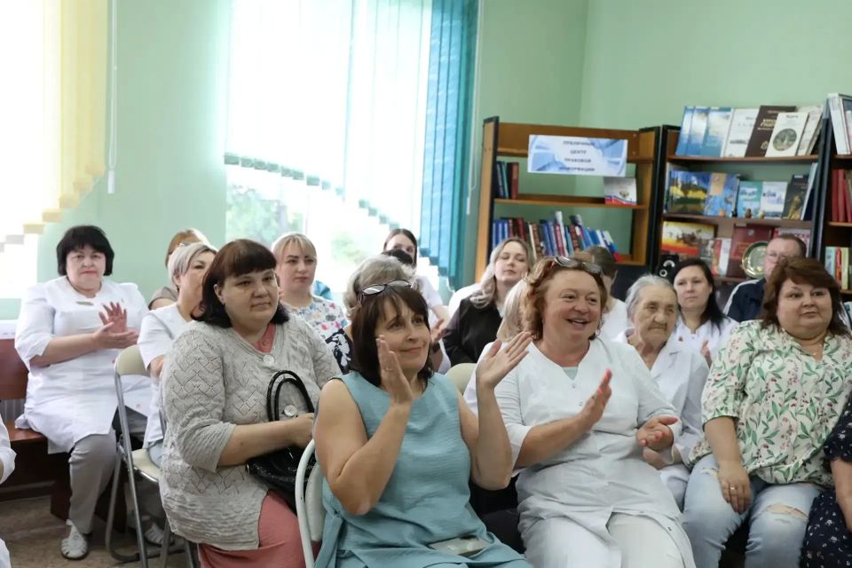 Нашу жизнь трудно представить без людей в белых халатах, которые в любое время суток приходят по первому зову о помощи ради спасения человеческой жизни Нашу жизнь трудно представить без людей в белых халатах, которые в любое время суток приходят по первому зову о помощи ради спасения человеческой жизни