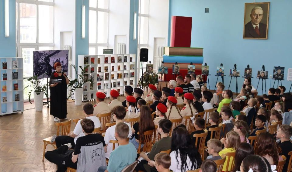 18 июня в Курской областной универсальной научной библиотеке им. Н.Н. Асеева состоялся час исторической памяти «Защитникам – слава и память!» в рамках литературно-патриотического проекта «Подвиг во имя России» 18 июня в Курской областной универсальной научной библиотеке им. Н.Н. Асеева состоялся час исторической памяти «Защитникам – слава и память!» в рамках литературно-патриотического проекта «Подвиг во имя России»