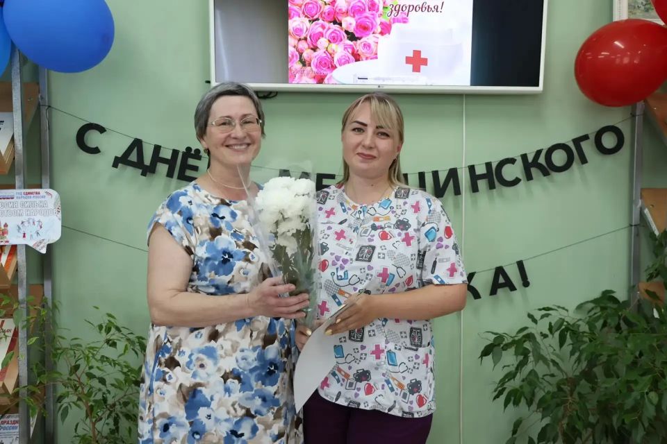 Нашу жизнь трудно представить без людей в белых халатах, которые в любое время суток приходят по первому зову о помощи ради спасения человеческой жизни Нашу жизнь трудно представить без людей в белых халатах, которые в любое время суток приходят по первому зову о помощи ради спасения человеческой жизни