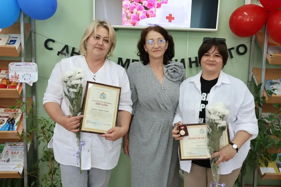 Нашу жизнь трудно представить без людей в белых халатах, которые в любое время суток приходят по первому зову о помощи ради спасения человеческой жизни Нашу жизнь трудно представить без людей в белых халатах, которые в любое время суток приходят по первому зову о помощи ради спасения человеческой жизни