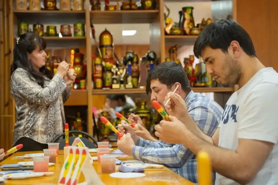 Иностранные студенты ЮЗГУ освоили «Курскую роспись» Иностранные студенты ЮЗГУ освоили «Курскую роспись»