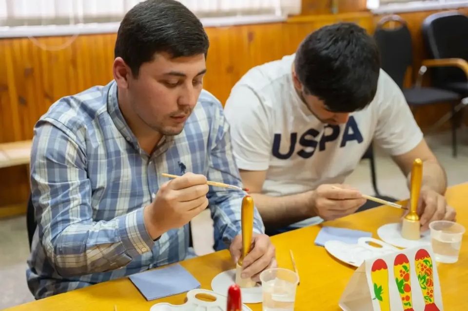 Иностранные студенты ЮЗГУ освоили «Курскую роспись» Иностранные студенты ЮЗГУ освоили «Курскую роспись»