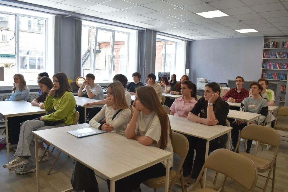19 июня 2026 года в читальном зале Центральной городской библиотеки для студентов КГПК был проведен час истории «Имя в истории Победы», посвященный Черняховскому И.Д. и приуроченный к Дню памяти и скорби 19 июня 2026 года в читальном зале Центральной городской библиотеки для студентов КГПК был проведен час истории «Имя в истории Победы», посвященный Черняховскому И.Д. и приуроченный к Дню памяти и скорби