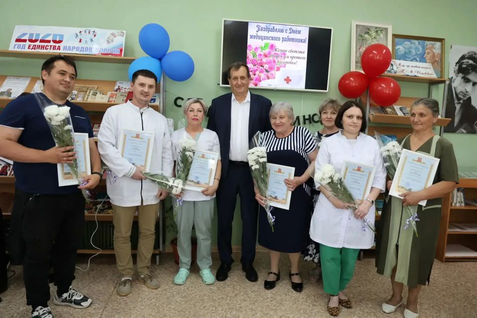 Нашу жизнь трудно представить без людей в белых халатах, которые в любое время суток приходят по первому зову о помощи ради спасения человеческой жизни Нашу жизнь трудно представить без людей в белых халатах, которые в любое время суток приходят по первому зову о помощи ради спасения человеческой жизни