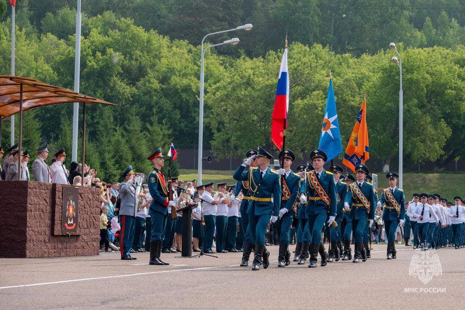 Выпускники Сибирской академии МЧС России вступают на профессиональный путь Выпускники Сибирской академии МЧС России вступают на профессиональный путь
