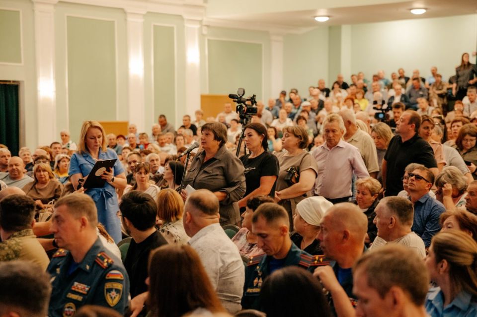 Губернатор Курской области Александр Хинштейн возобновил проведение открытых встреч с жителями приграничных районов региона Губернатор Курской области Александр Хинштейн возобновил проведение открытых встреч с жителями приграничных районов региона