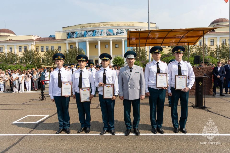Выпускники Сибирской академии МЧС России вступают на профессиональный путь Выпускники Сибирской академии МЧС России вступают на профессиональный путь
