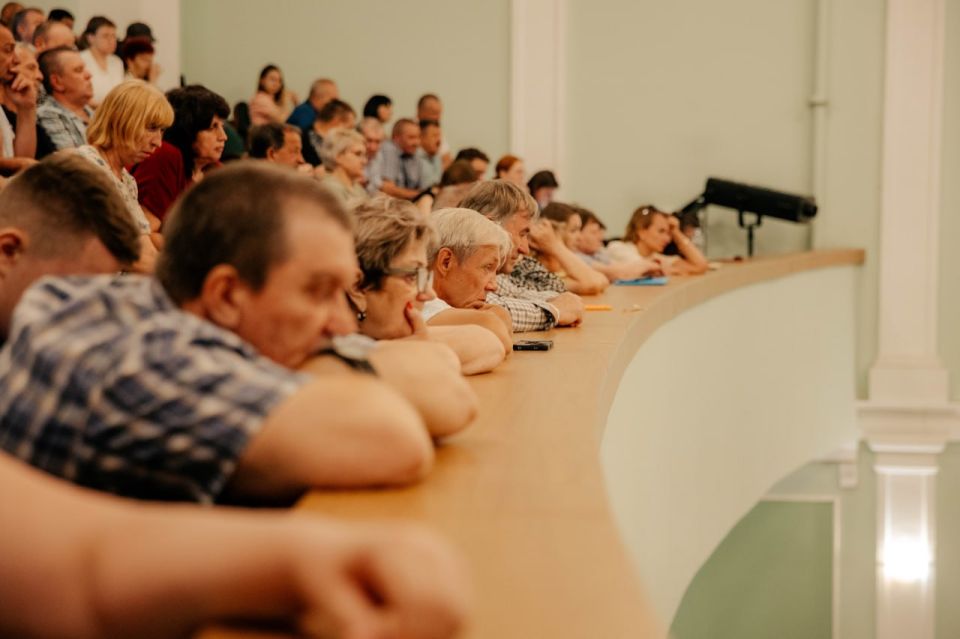 Губернатор Курской области Александр Хинштейн возобновил проведение открытых встреч с жителями приграничных районов региона Губернатор Курской области Александр Хинштейн возобновил проведение открытых встреч с жителями приграничных районов региона