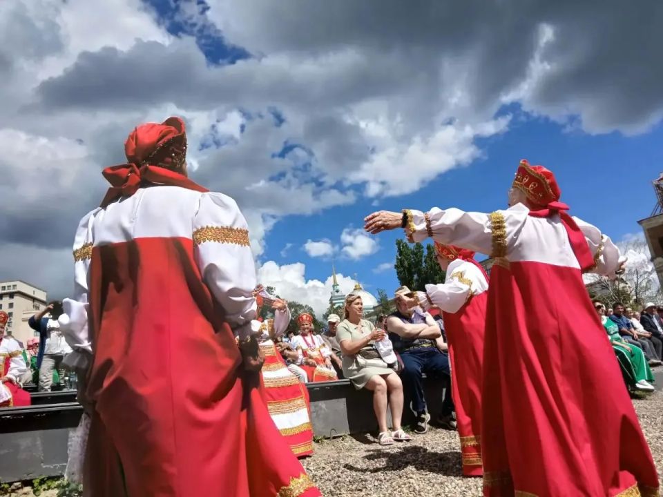 На Полугоре проходит открытый городской фестиваль песенного творчества «Когда поет душа» На Полугоре проходит открытый городской фестиваль песенного творчества «Когда поет душа»