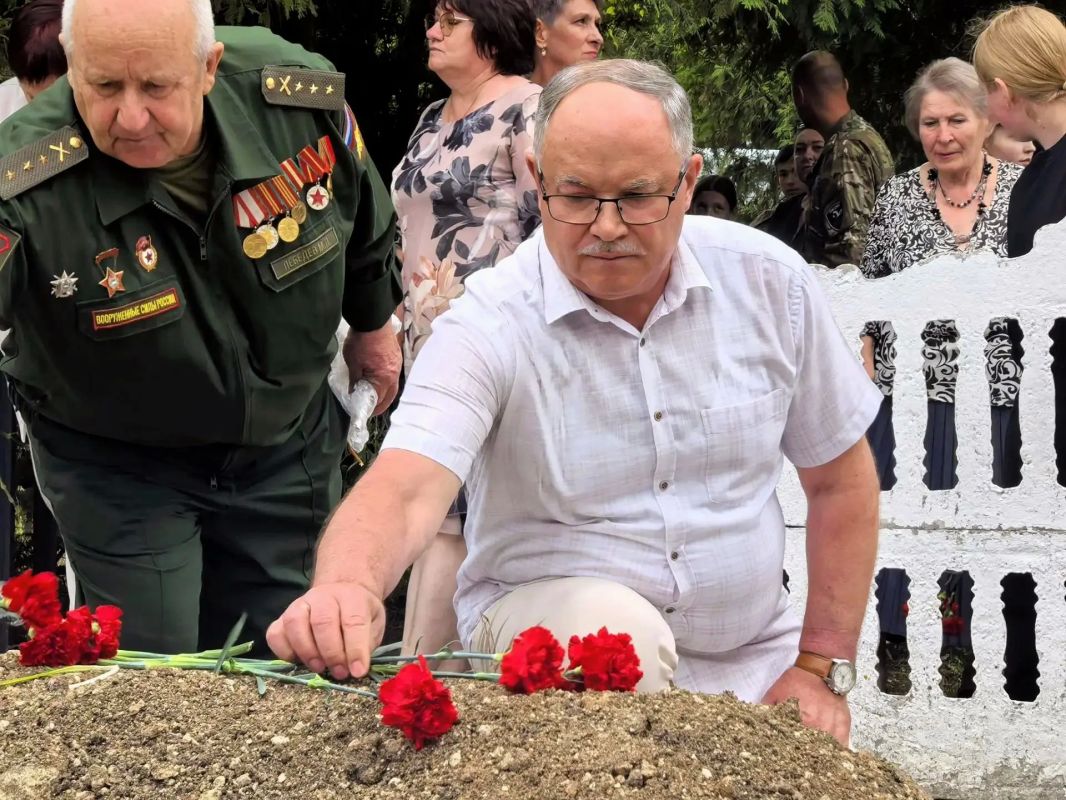 Возвращая имена из небытия: в День памяти и скорби мы исполнили последний долг перед мирными жителями Дорогие земляки! Сегодня, 22 июня, в День памяти и скорби, мы собрались у братской могилы в поселке Плодовый на месте... Возвращая имена из небытия: в День памяти и скорби мы исполнили последний долг перед мирными жителями Дорогие земляки! Сегодня, 22 июня, в День памяти и скорби, мы собрались у братской могилы в поселке Плодовый на месте...