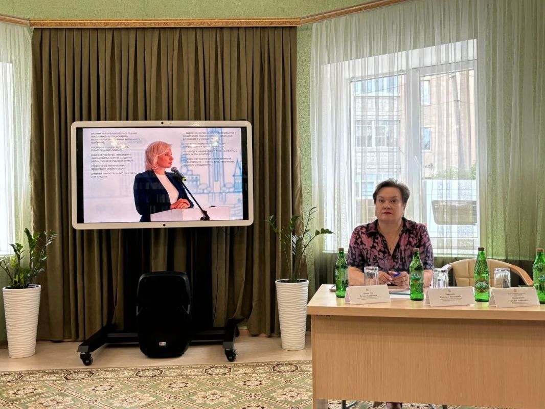 Министр социального обеспечения, материнства и детства Курской области Татьяна Сукновалова совместно со своими заместителями провела рабочее совещание с директорами стационарных организаций социального обслуживания, а также... Министр социального обеспечения, материнства и детства Курской области Татьяна Сукновалова совместно со своими заместителями провела рабочее совещание с директорами стационарных организаций социального обслуживания, а также...