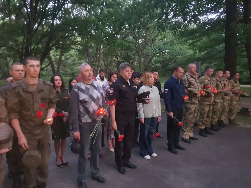 В День памяти и скорби курские транспортные полицейские почтили подвиг героев у братских могил В День памяти и скорби курские транспортные полицейские почтили подвиг героев у братских могил