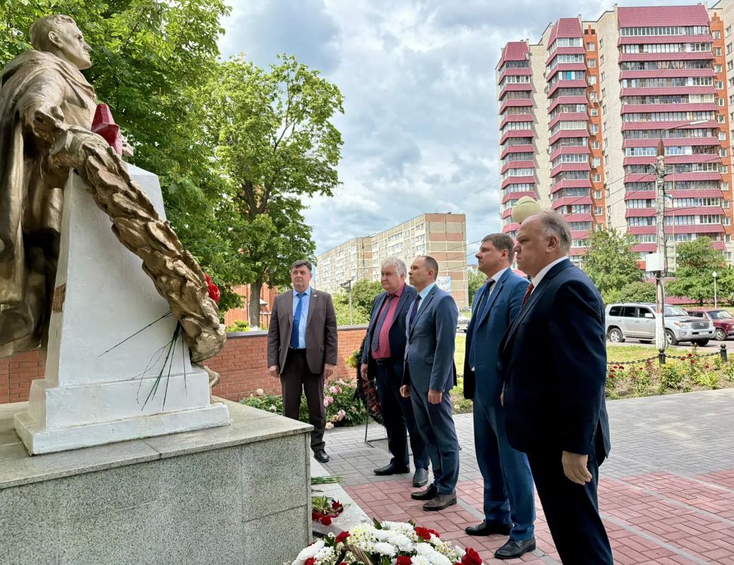 В День памяти и скорби руководители Курской АЭС возложили цветы к братским могилам воинов Великой Отечественной войны, отдав дань уважения подвигу защитников Родины В День памяти и скорби руководители Курской АЭС возложили цветы к братским могилам воинов Великой Отечественной войны, отдав дань уважения подвигу защитников Родины