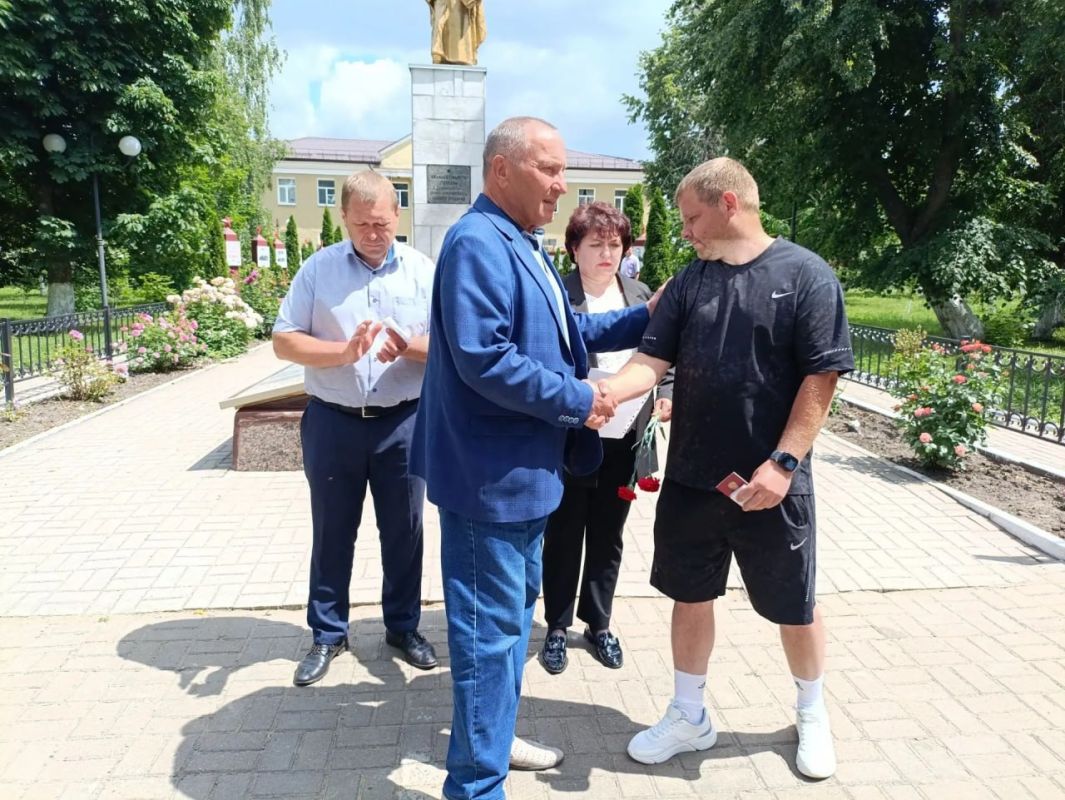 Михаил Игнатов: Сегодня жители Черемисиновского района собрались у братской могилы в парке поселка Черемисиново, чтобы возложить цветы, почтить память и отдать дань уважения минутой молчания всем погибшим в годы Великой... Михаил Игнатов: Сегодня жители Черемисиновского района собрались у братской могилы в парке поселка Черемисиново, чтобы возложить цветы, почтить память и отдать дань уважения минутой молчания всем погибшим в годы Великой...