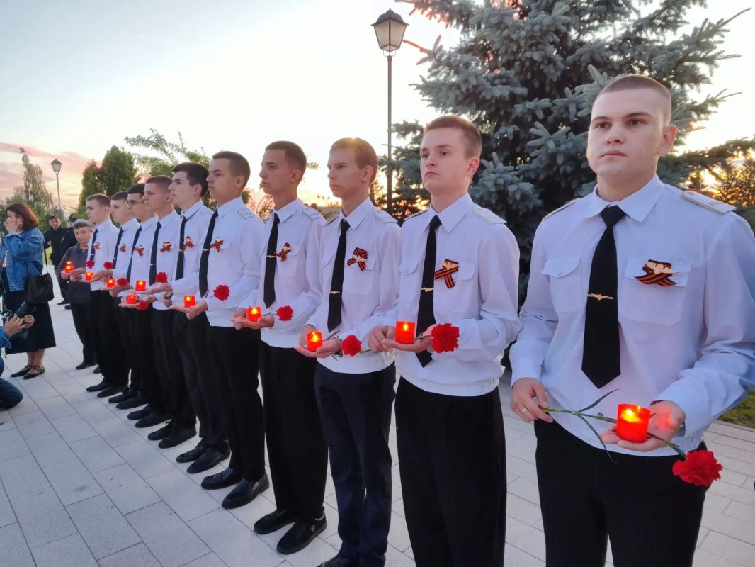 В Курске у Могилы неизвестного солдата зажгли «Свечу памяти» В Курске у Могилы неизвестного солдата зажгли «Свечу памяти»