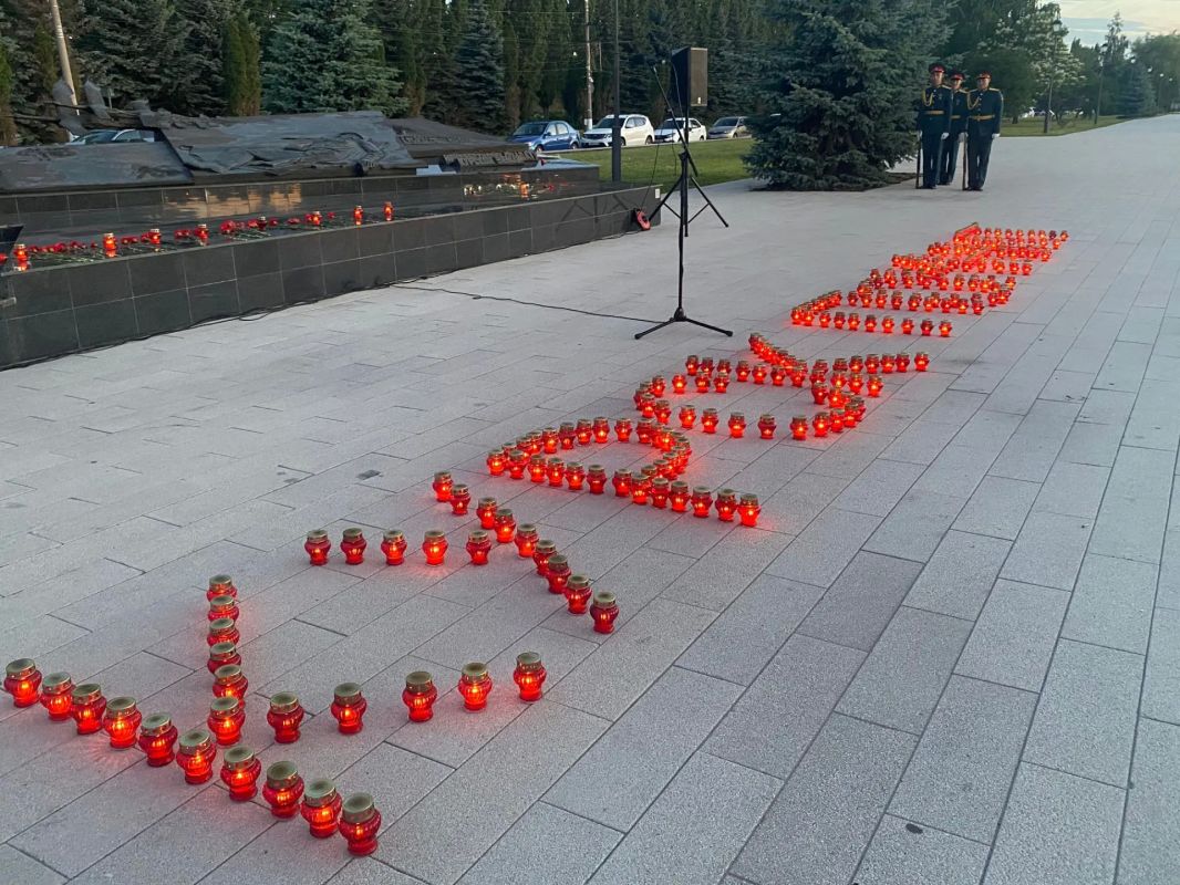 Активисты Единой России и «Молодой гвардии» приняли участие в акции «Свеча памяти» Активисты Единой России и «Молодой гвардии» приняли участие в акции «Свеча памяти»