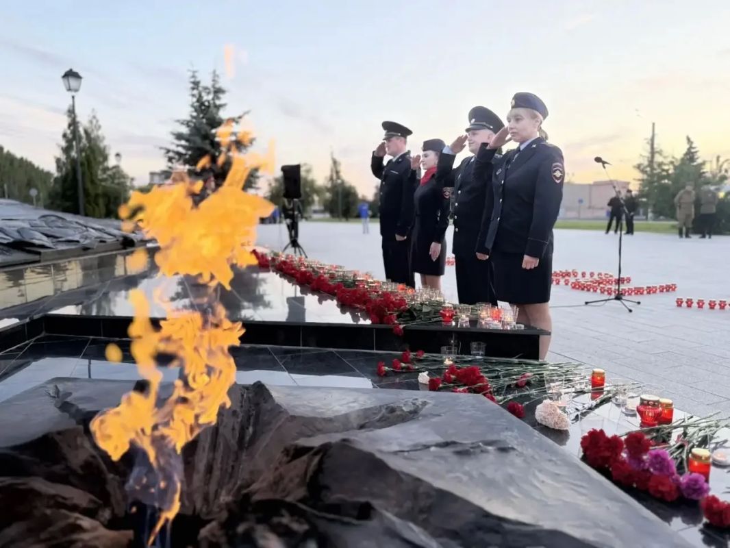 Курские полицейские зажгли свечи в память о погибших в годы Великой Отечественной войны Курские полицейские зажгли свечи в память о погибших в годы Великой Отечественной войны