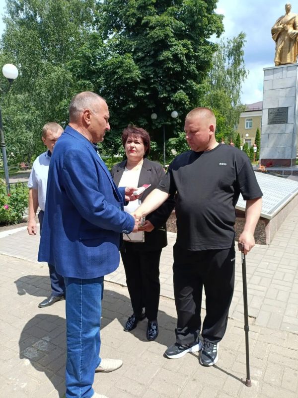 Михаил Игнатов: Сегодня жители Черемисиновского района собрались у братской могилы в парке поселка Черемисиново, чтобы возложить цветы, почтить память и отдать дань уважения минутой молчания всем погибшим в годы Великой... Михаил Игнатов: Сегодня жители Черемисиновского района собрались у братской могилы в парке поселка Черемисиново, чтобы возложить цветы, почтить память и отдать дань уважения минутой молчания всем погибшим в годы Великой...