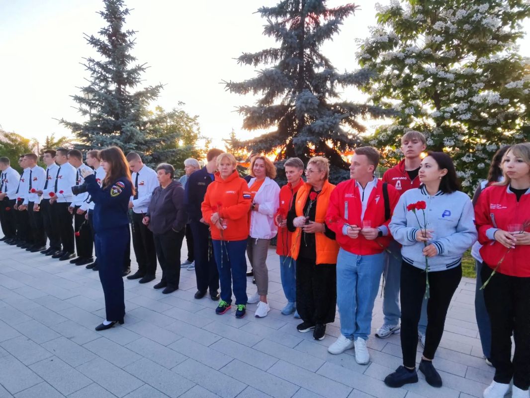 В Курске у Могилы неизвестного солдата зажгли «Свечу памяти»