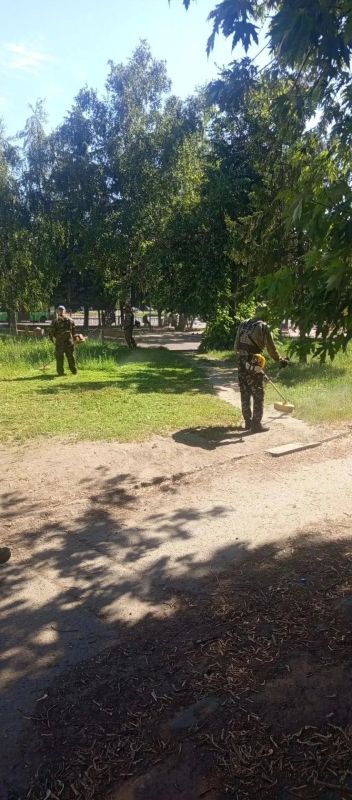 Сегодня продолжаются плановые работы по поддержанию порядка в парках и скверах города Сегодня продолжаются плановые работы по поддержанию порядка в парках и скверах города