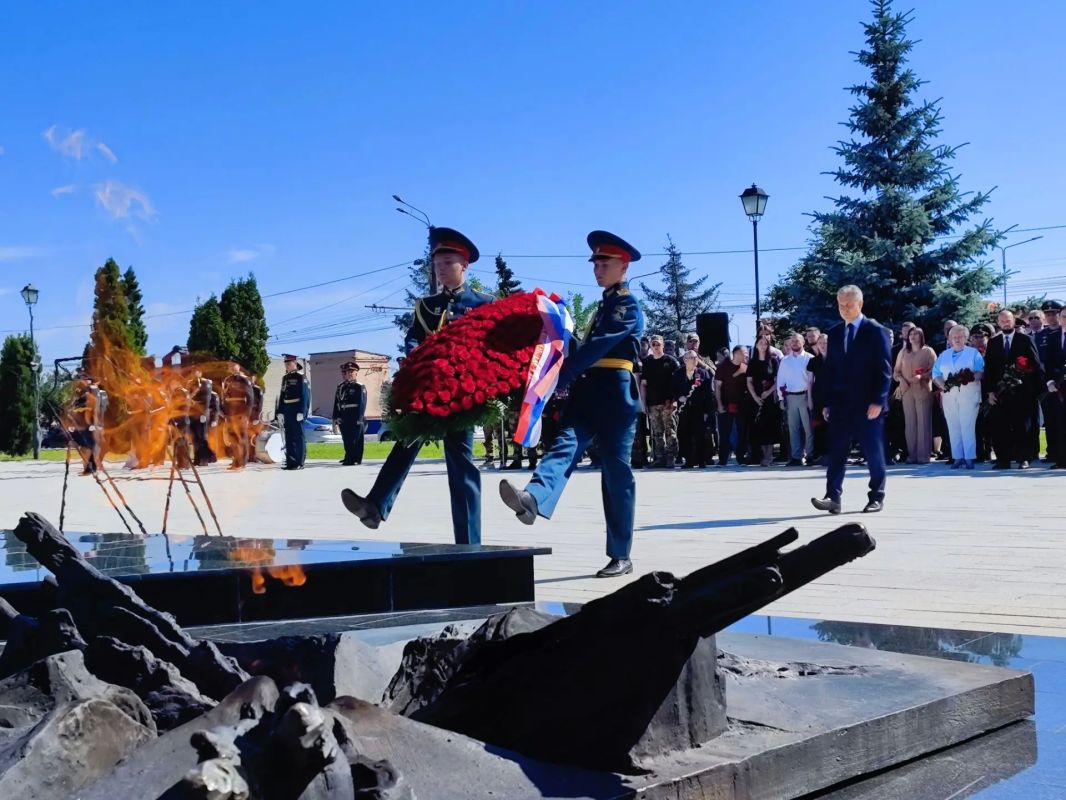В Курске в День памяти и скорби возложили цветы и венки Череда сегодняшних траурных мероприятий в 85-ю годовщину начала Великой Отечественной войны продолжилась церемонией возложения венков и цветов к надгробию на Могиле... В Курске в День памяти и скорби возложили цветы и венки Череда сегодняшних траурных мероприятий в 85-ю годовщину начала Великой Отечественной войны продолжилась церемонией возложения венков и цветов к надгробию на Могиле...